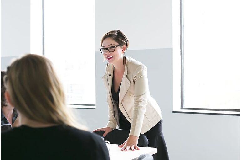 women-business-office-meetings (1)