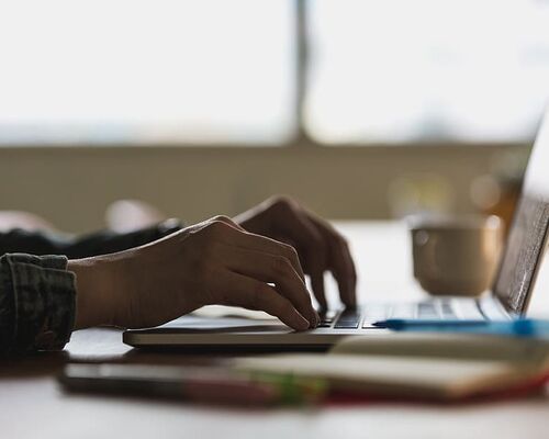 coffee-business-hands-laptop