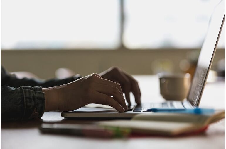 coffee-business-hands-laptop