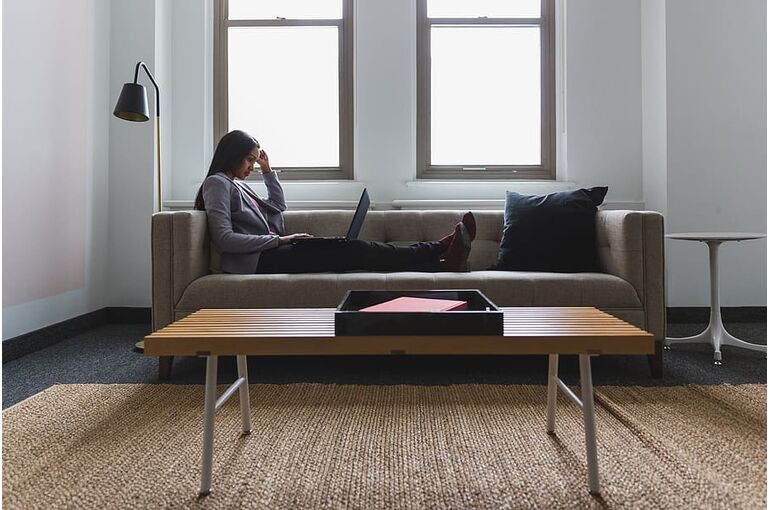 women-business-laptop-office
