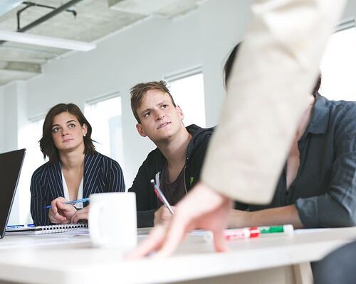 women-business-laptop-office (1)